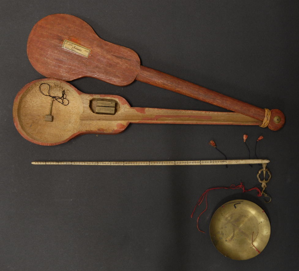 pair of gold scales, no. 16596